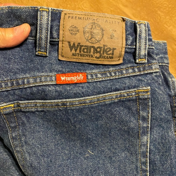 Wrangler Men's Classic Indigo Relaxed Jeans - Picture 6 of 7